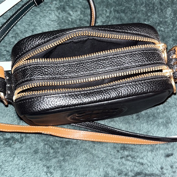 COPY - Perry bombe’ mini bag fromTORY BURCH fit all the fhone size upto the i p… - Picture 2 of 4